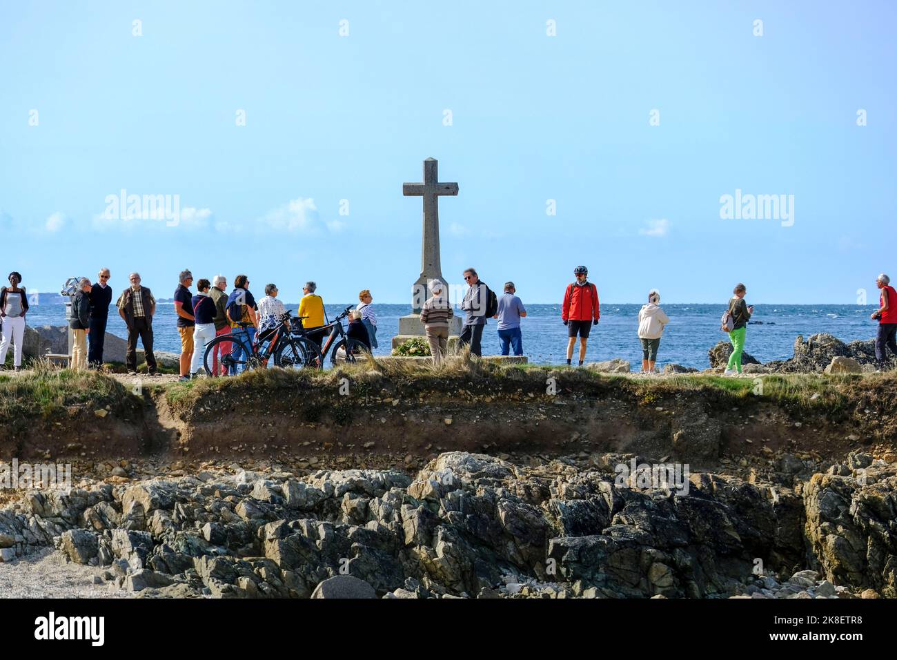 Frankreich, La Hague, 20.09.2022: Spaziergaenger und Fahrradfahrer genießen die Aussicht auf das Meer am Cap de la Hague auf der Halbinsel Cotentin A Stockfoto