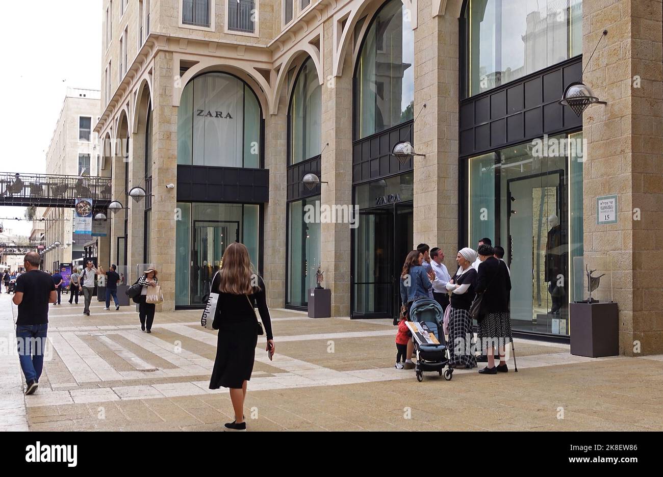 JERUSALEM, ISRAEL - 23. OKTOBER: Käufer kommen am Bekleidungsgeschäft Zara vorbei, das israelische Araber zum Boykott aufrufen und sich am 23. Oktober 2022 in Jerusalem, Israel, in der Mamilla Mall unter freiem Himmel befindet. Israelische Araber fordern einen Boykott der spanischen Modekette Zara, nachdem ihr kanadisch-israelischer Franchise-Besitzer Joey Schwebel letzte Woche den rechtsextremen Gesetzgeber Itamar Ben Gvir zu einer Wahlkampfveranstaltung eingeladen hatte. Kredit: Eddie Gerald/Alamy Live Nachrichten Stockfoto