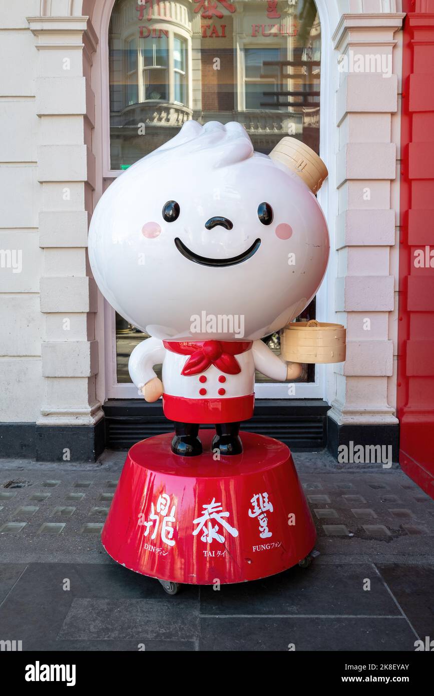 London, Großbritannien - 16. April 2022: MASCOT vor dem neuen DIN Tai Fung Restaurant in covent Garden. Eine globale Marke, die für gedämpfte Knödel und Taiwane berühmt ist Stockfoto