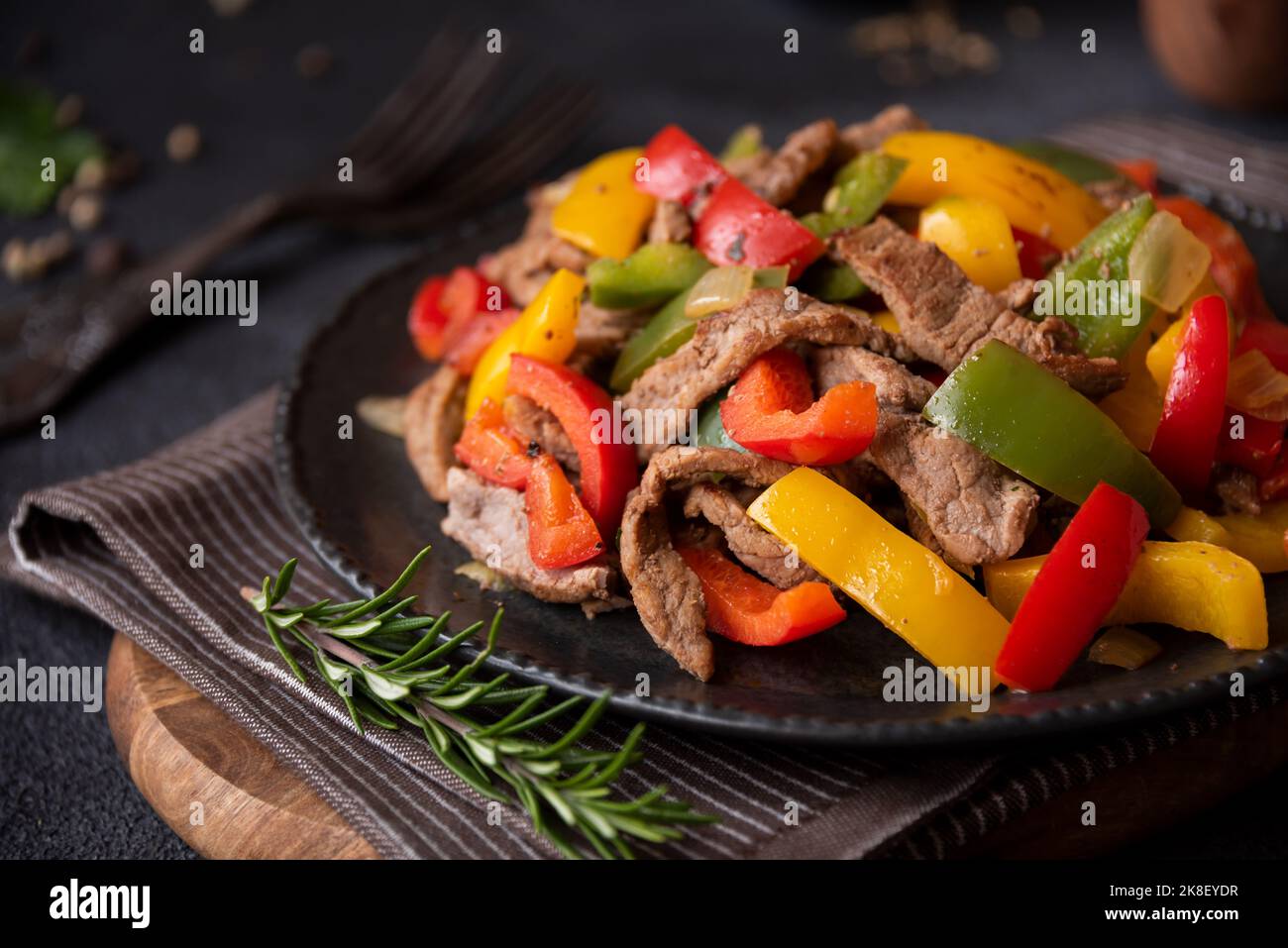 Gekochte Paprika mit Fleisch, gesundes Gemüsegericht Stockfoto