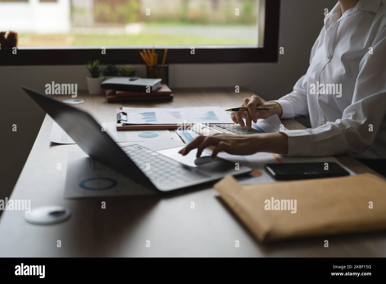 Close up eine Frau arbeitet über finanzielle mit Rechner in seinem Büro, um Ausgaben zu berechnen, Rechnungswesen Konzept Stockfoto