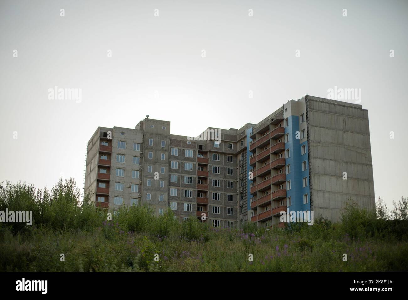 Bau des Gebäudes. Großes Haus steht auf Rutsche. Wohngebiet. Blick auf das Gebäude. Konstruktionsdetails. Stockfoto