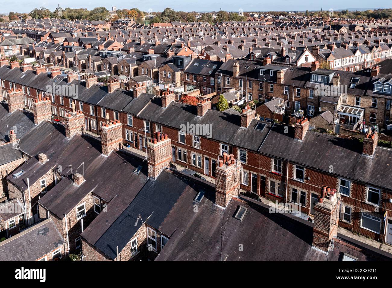 Luftaufnahme von alten Reihenhäusern auf Rücken-an-Rücken-Straßen in den Vororten einer großen britischen Stadt Stockfoto