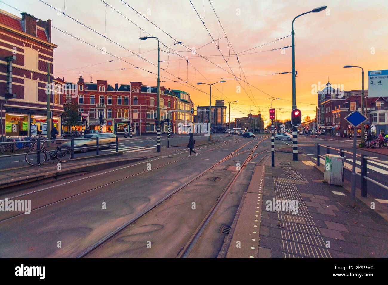 Straßen im Stadtzentrum bei Sonnenuntergang, Amsterdam, Niederlande Stockfoto