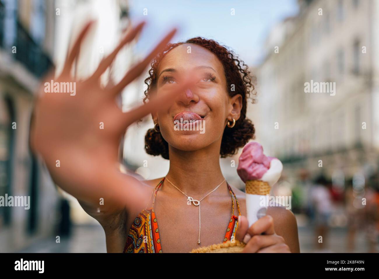 Junge Frau hält Eis gestikuliert Stop-Zeichen Stockfoto