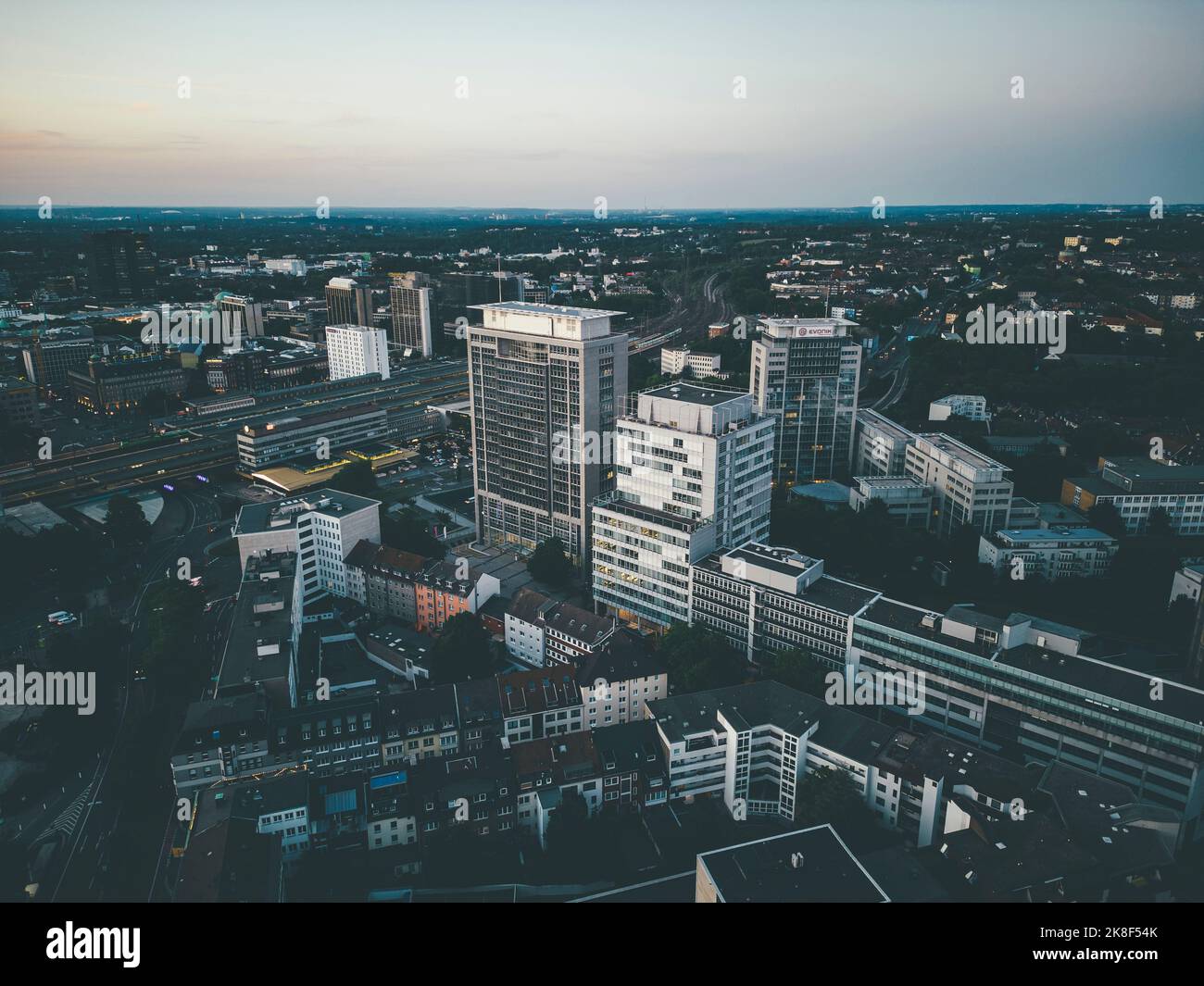 Luftaufnahme moderner Gebäude in Essen in der Abenddämmerung Stockfoto Luftaufnahme moderner Gebäude in Essen in der Abenddämmerung Stockfoto