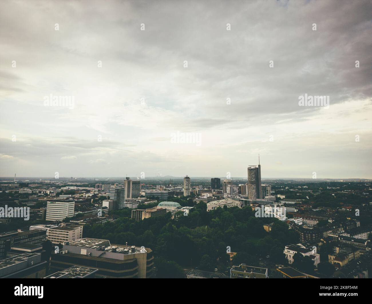 Essen Stadt unter bewölktem Himmel in der Dämmerung Stockfoto