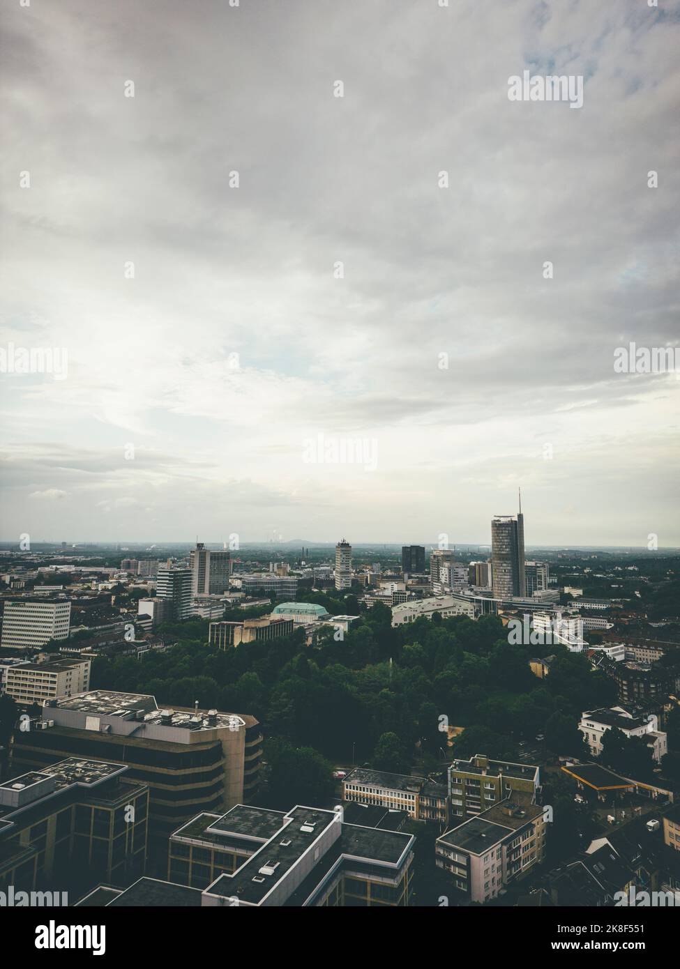Essener Stadtbild unter bewölktem Himmel in der Dämmerung Stockfoto Essener Stadtbild unter bewölktem Himmel in der Dämmerung Stockfoto
