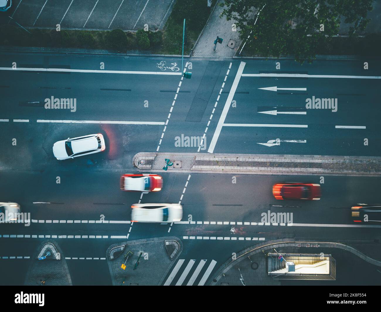 Verschwommene Autos, die auf der Stadtstraße rasenden Stockfoto Verschwommene Autos, die auf der Stadtstraße rasenden Stockfoto