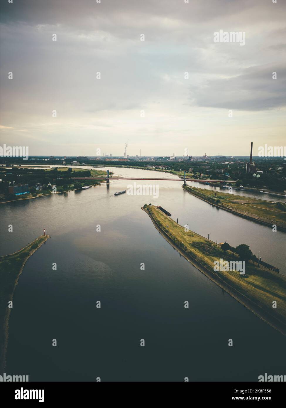 Luftaufnahme der Brücke über den Fluss bei Sonnenuntergang Stockfoto Luftaufnahme der Brücke über den Fluss bei Sonnenuntergang Stockfoto
