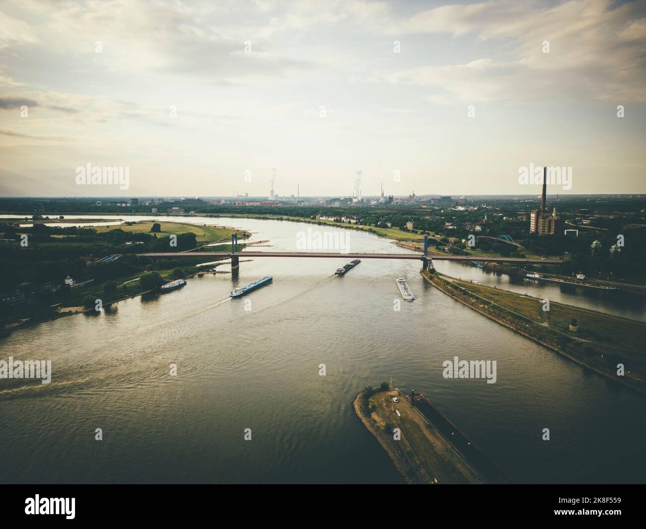 Brücke über den Fluss bei Sonnenuntergang Stockfoto Brücke über den Fluss bei Sonnenuntergang Stockfoto