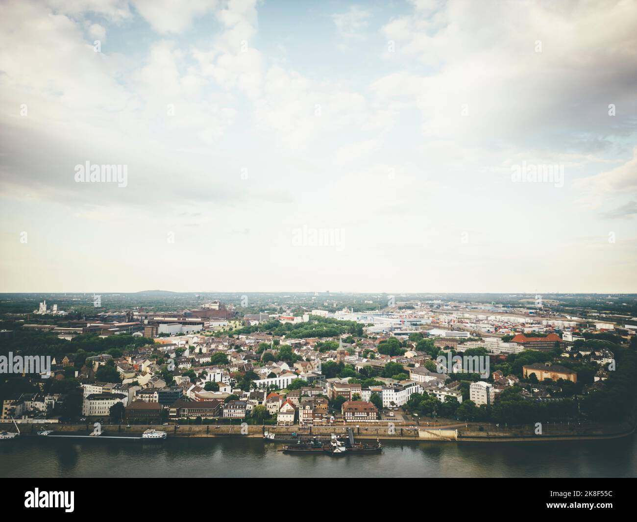 Fluss an der Duisburger Stadt unter bewölktem Himmel Stockfoto Fluss an der Duisburger Stadt unter bewölktem Himmel Stockfoto