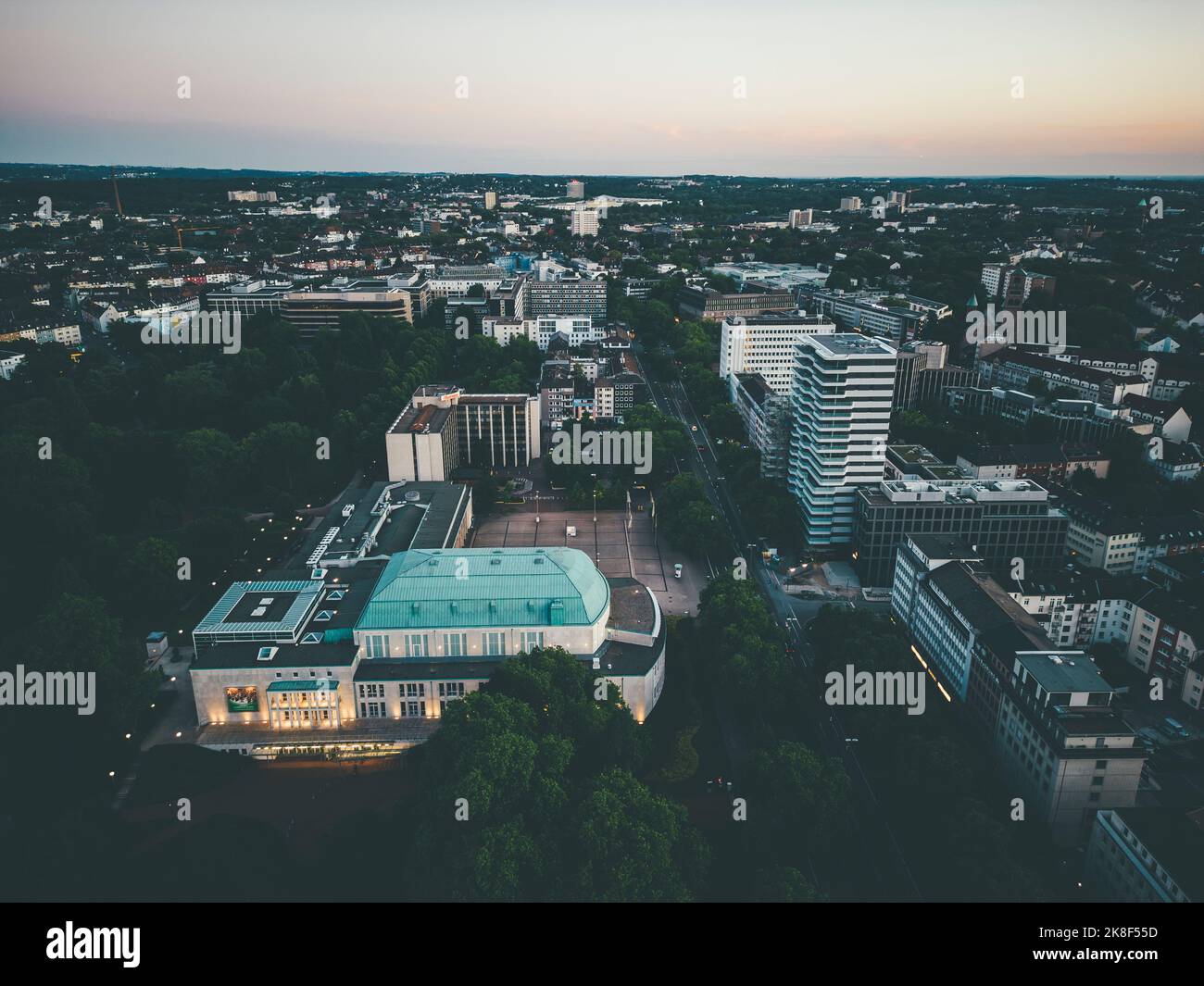 Essener Stadtbild bei Dämmerung von oben gesehen Stockfoto Essener Stadtbild bei Dämmerung von oben gesehen Stockfoto