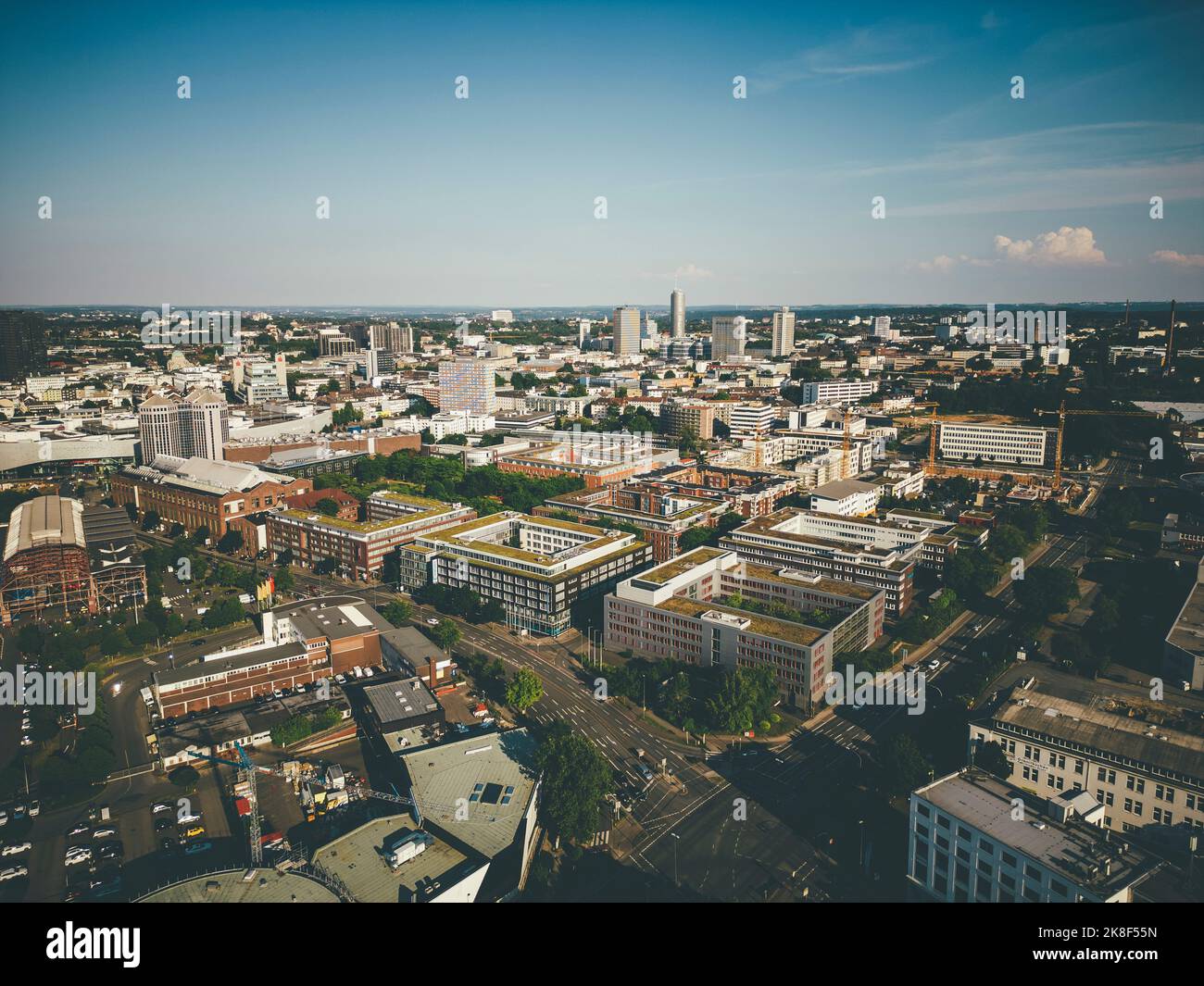 Essener Stadtbild unter dem Himmel am sonnigen Tag von oben gesehen Stockfoto Essener Stadtbild unter dem Himmel am sonnigen Tag von oben gesehen Stockfoto