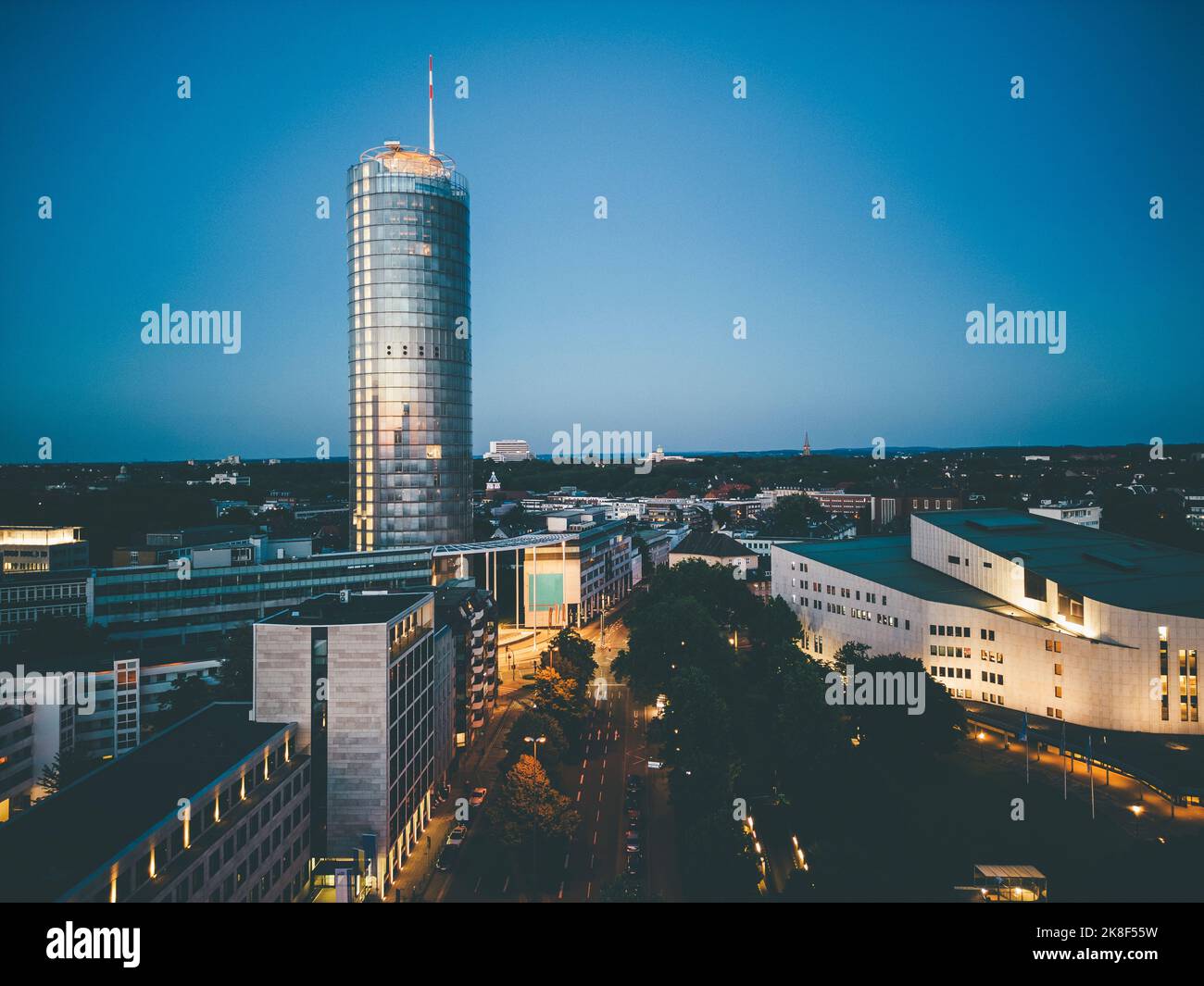 Berühmter Turm und Aalto-Theater in Essen in der Abenddämmerung Stockfoto Berühmter Turm und Aalto-Theater in Essen in der Abenddämmerung Stockfoto