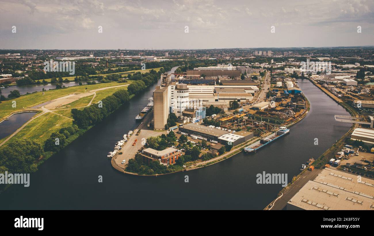 Fluss, der bei Sonnenuntergang durch Mülheim an der Ruhr fließt Stockfoto Fluss, der bei Sonnenuntergang durch Mülheim an der Ruhr fließt Stockfoto