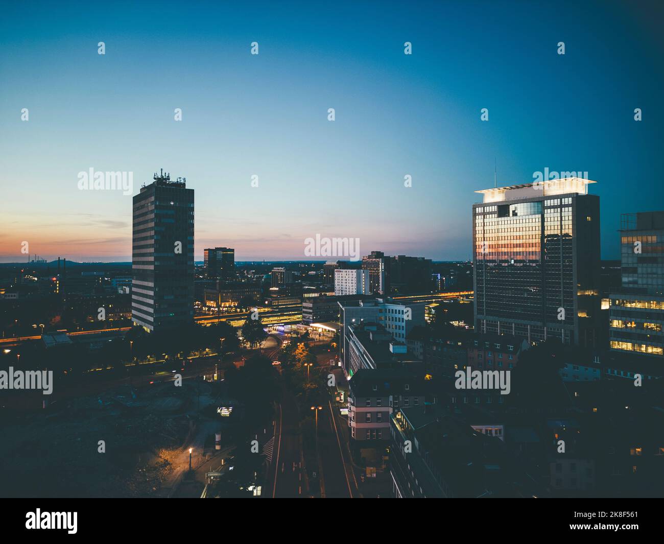 Luftaufnahme von Gebäuden in Essen Stadt unter dem Himmel in der Dämmerung Stockfoto Luftaufnahme von Gebäuden in Essen Stadt unter dem Himmel in der Dämmerung Stockfoto