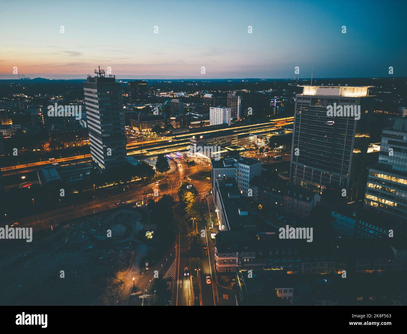 Luftaufnahme von Gebäuden in Essen unter dem Himmel in der Dämmerung Stockfoto Luftaufnahme von Gebäuden in Essen unter dem Himmel in der Dämmerung Stockfoto