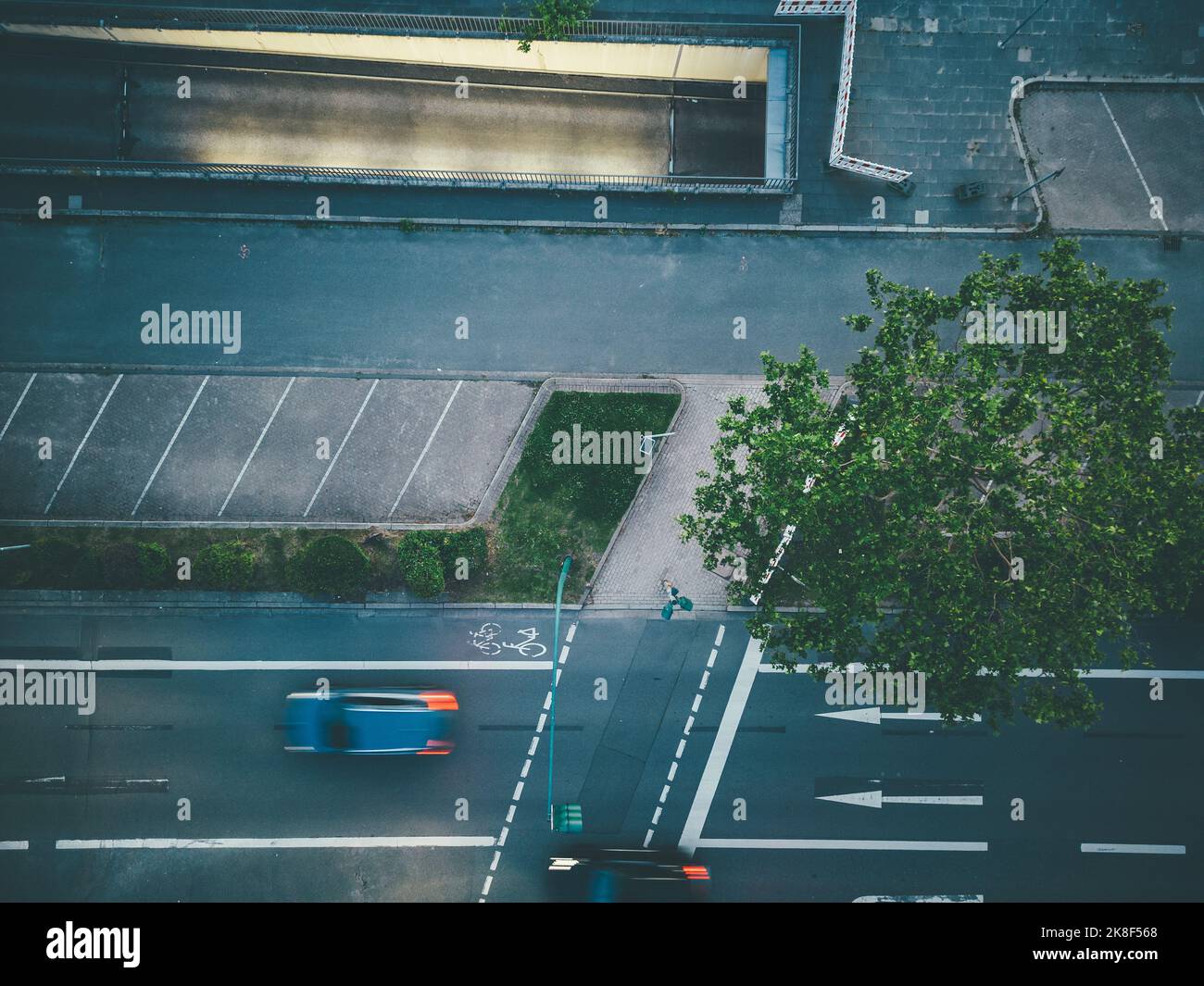 Verschwommene Autos, die in der Stadt auf der Straße rasenden Stockfoto Verschwommene Autos, die in der Stadt auf der Straße rasenden Stockfoto