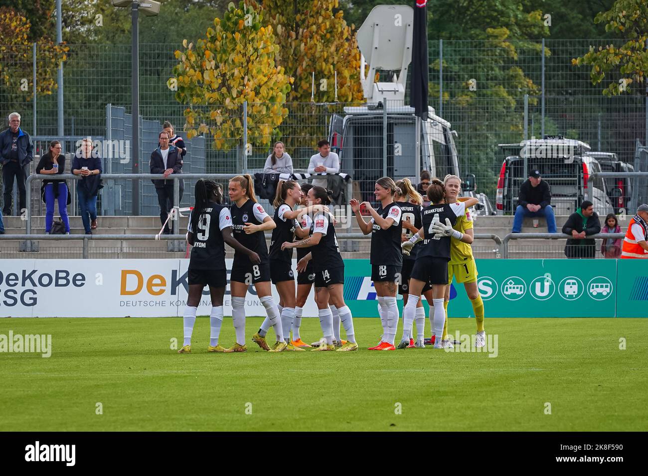 Frankfurt, Deutschland. 23. Oktober 2022. Frankfurt, Deutschland, Oktober 23. 2022: Die Spieler der Eintracht Frankfurt haben sich vor dem FLYERALARM Frauen-Bundesliga-Spiel zwischen Eintracht Frankfurt und MSV Duisburg im Stadion Brentanobad in Frankfurt am Main geduscht. (Norina Toenges/Sports Press Photo/SPP) Quelle: SPP Sport Press Photo. /Alamy Live News Stockfoto