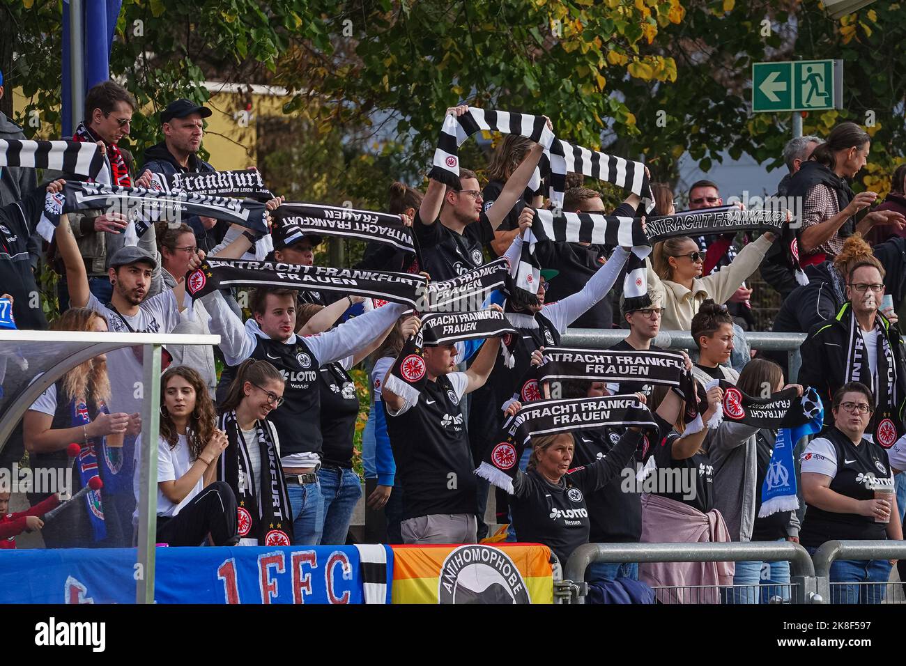 Frankfurt, Deutschland. 23. Oktober 2022. Frankfurt, Deutschland, Oktober 23. 2022: Fans der Eintracht Frankfurt vor dem FLYERALARM Frauen-Bundesliga-Spiel zwischen Eintracht Frankfurt und MSV Duisburg im Stadion Brentanobad in Frankfurt am Main. (Norina Toenges/Sports Press Photo/SPP) Quelle: SPP Sport Press Photo. /Alamy Live News Stockfoto