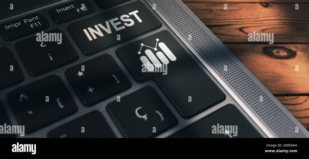Banner der Laptop-Tastatur mit Investitionswort auf der Taste. Investmentfonds an der Börse und digitale Vermögenswerte. Finanztechnologie für Unternehmen Stockfoto