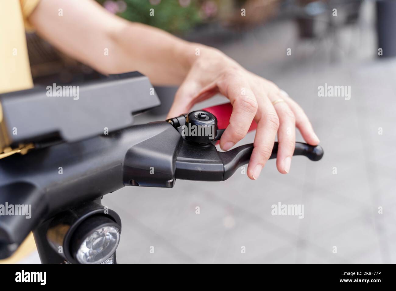 Hand der Frau auf elektrische Roller Bremse schieben Stockfoto