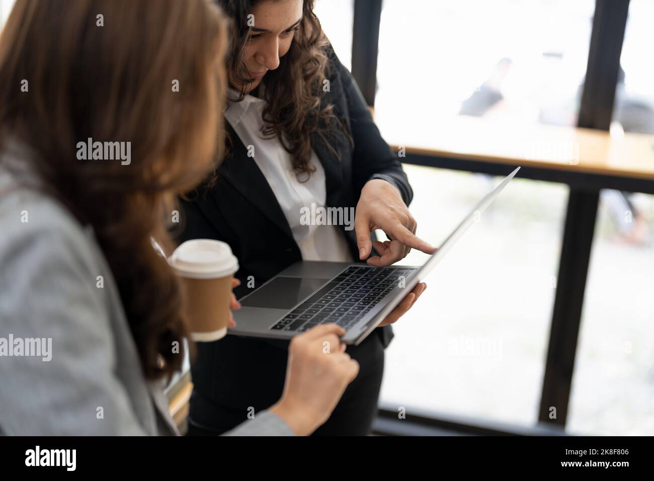 Verschiedene Geschäftsleute arbeiten zusammen, diskutieren Finanzstatistiken des Unternehmens, Kollegen verschiedener Rassen arbeiten gemeinsam an Brainstorming mit der Finanzabteilung Stockfoto