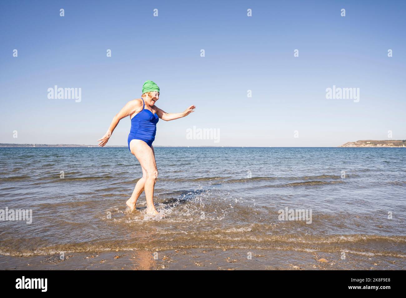 Frau, die Spaß am Spielen im Meer an sonnigen Tag Stockfoto