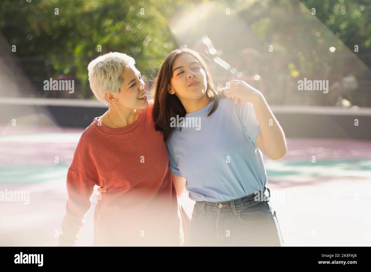 Glückliche Freunde verbringen gemeinsame Freizeit an sonnigen Tagen Stockfoto