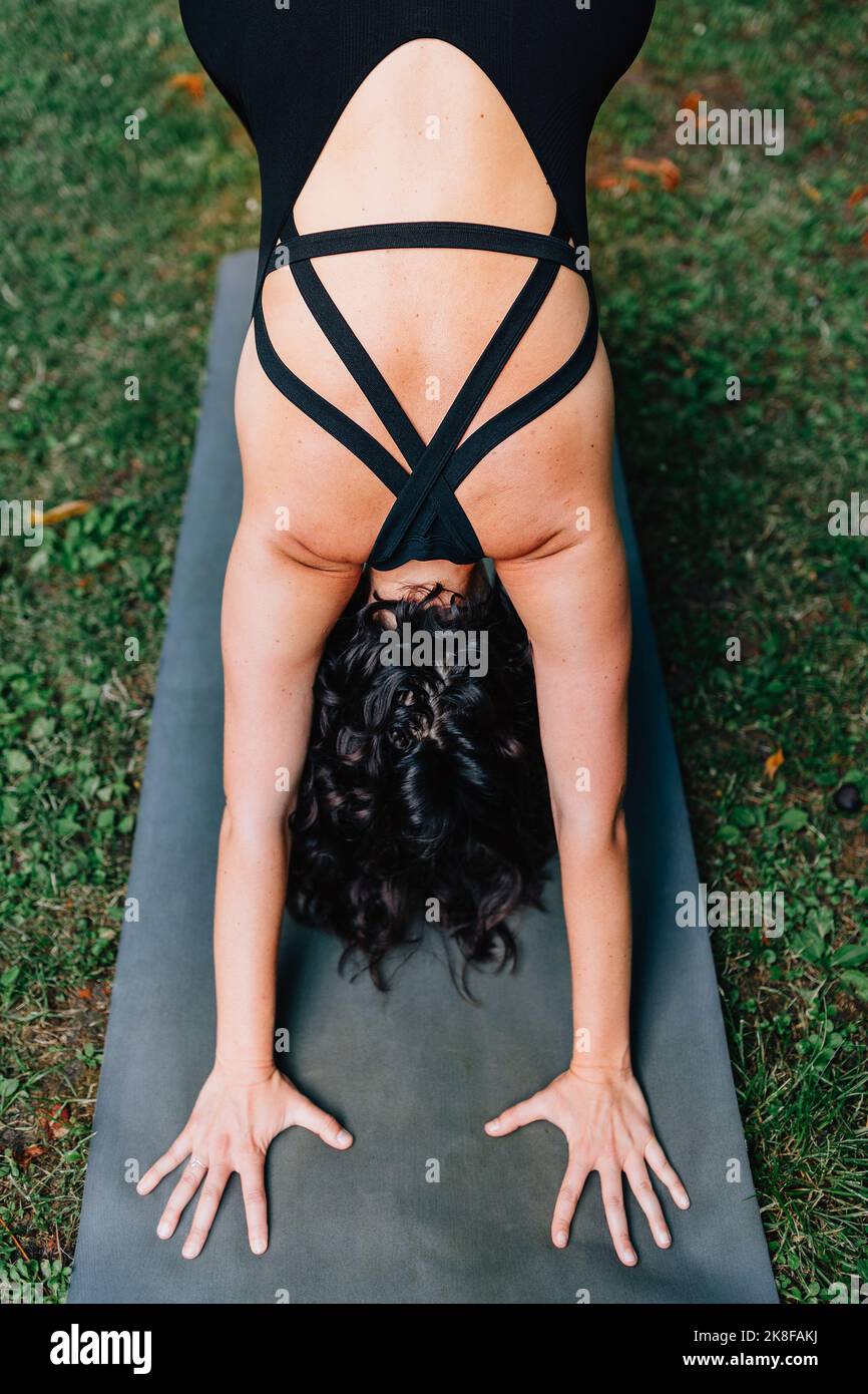 Fitnesstrainer macht Yoga im Park Stockfoto