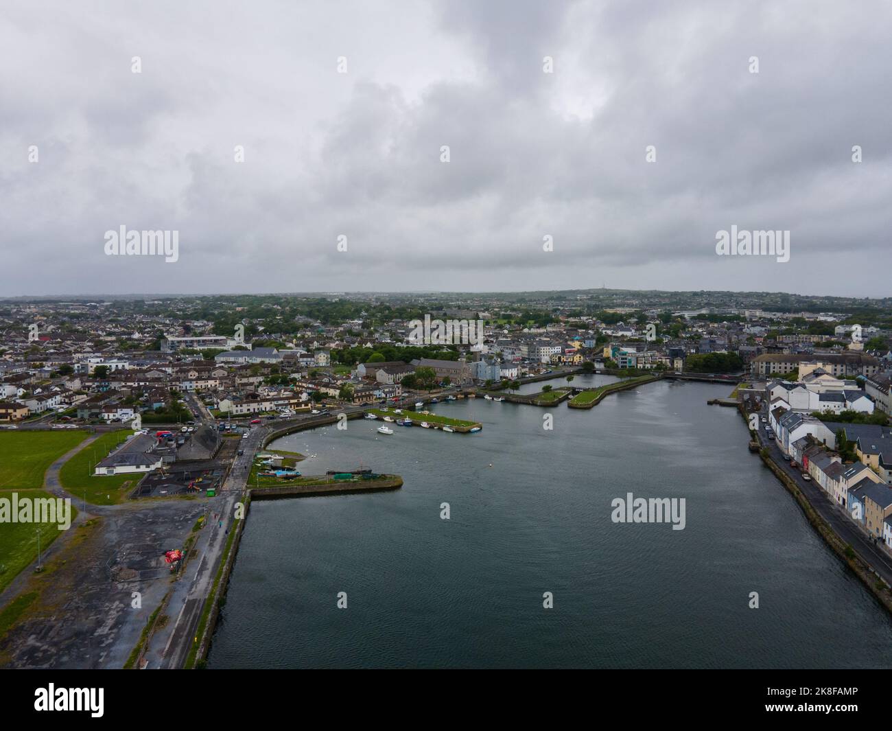 Irland, Galway City - 05 21 2022: Blick von oben auf Galway City, die zweitgrößte Stadt nach Dublin in der Republik Irland. Stockfoto