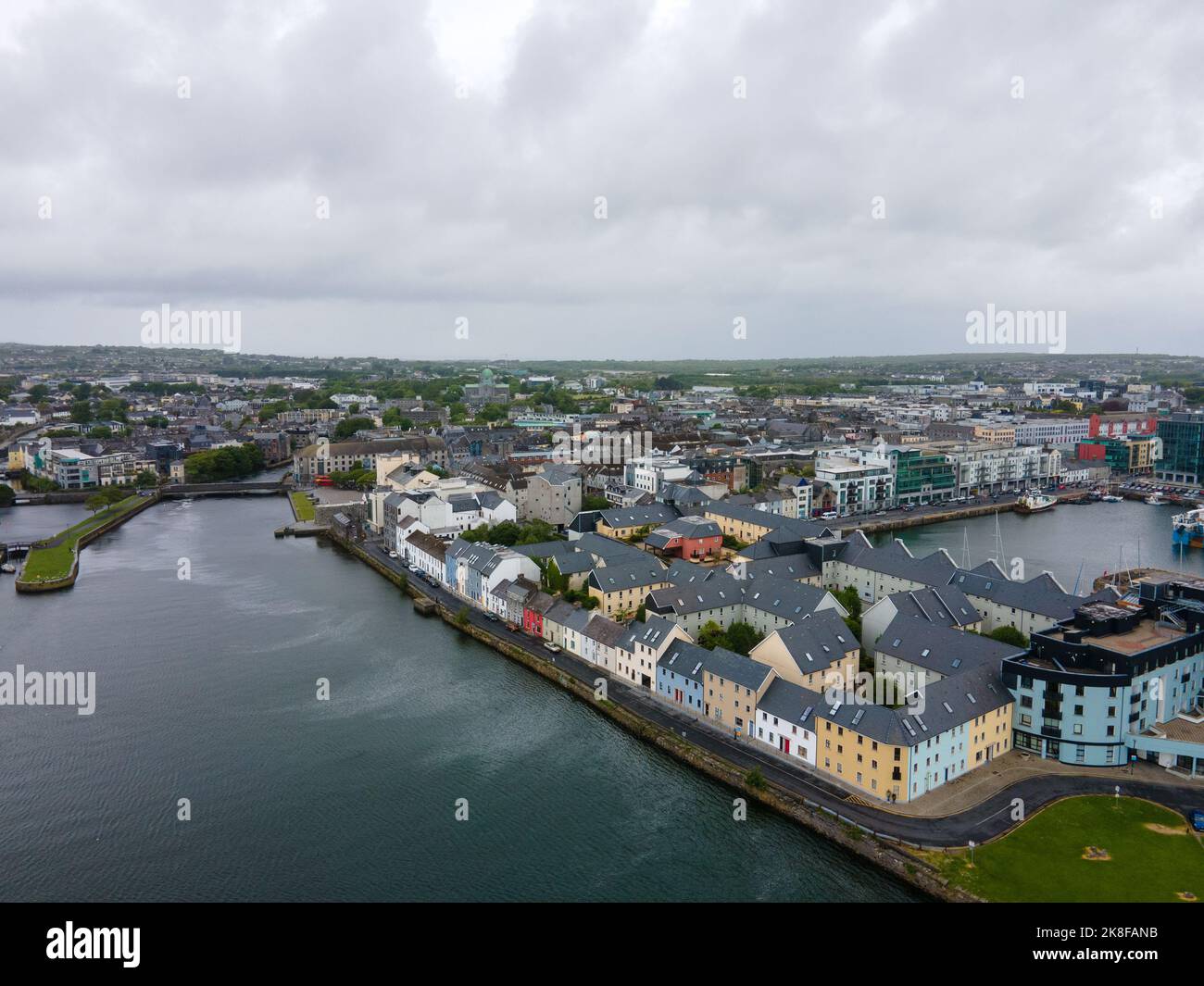 Irland, Galway City - 05 21 2022: Blick von oben auf Galway City, die zweitgrößte Stadt nach Dublin in der Republik Irland. Stockfoto