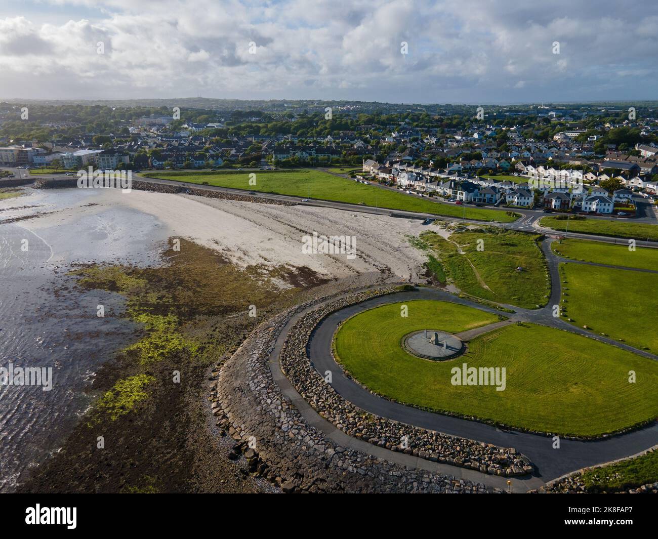 Irland, Galway City - 05 21 2022: Blick von oben auf Galway City, die zweitgrößte Stadt nach Dublin in der Republik Irland. Stockfoto