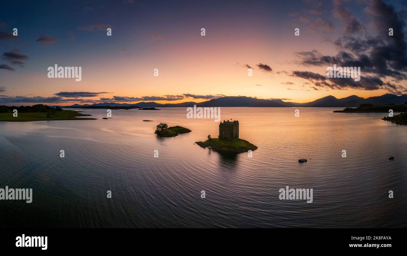 Luftaufnahme von Castle Stalker auf Loch Linnhe Island bei Sonnenuntergang, Schottland Stockfoto