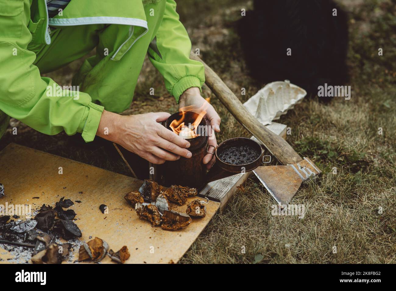 Imker, der Zunder-Pilz in Bienenmüchtern verbrennt Stockfoto