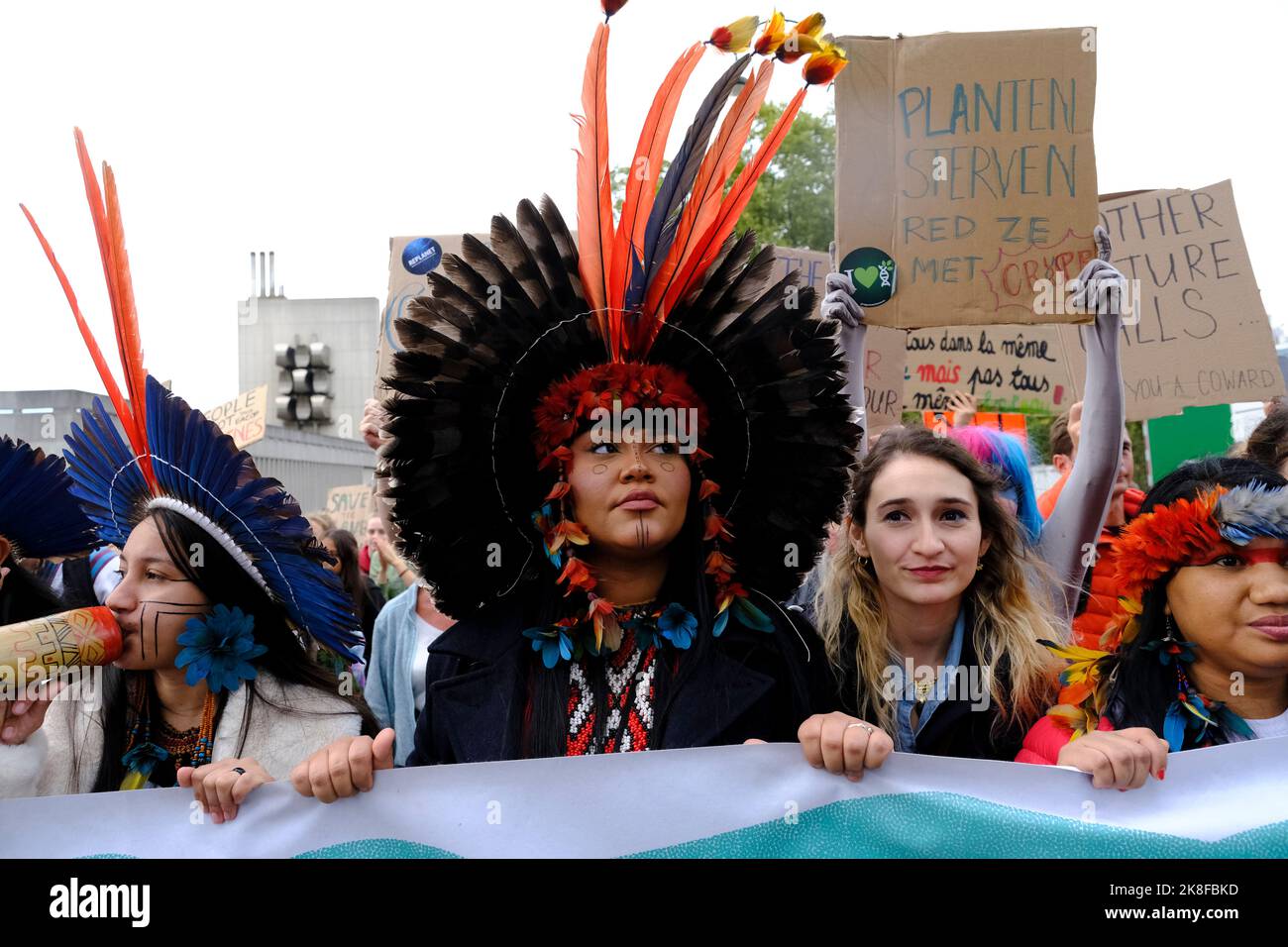 Brüssel, Belgien. 23. Oktober 2022. Mitglieder einer indigenen Delegation aus Brasilien nehmen am Walk for your future Climate march vor COP27 in Brüssel, Belgien, am 23. Oktober 2022 Teil. Kredit: ALEXANDROS MICHAILIDIS/Alamy Live Nachrichten Stockfoto