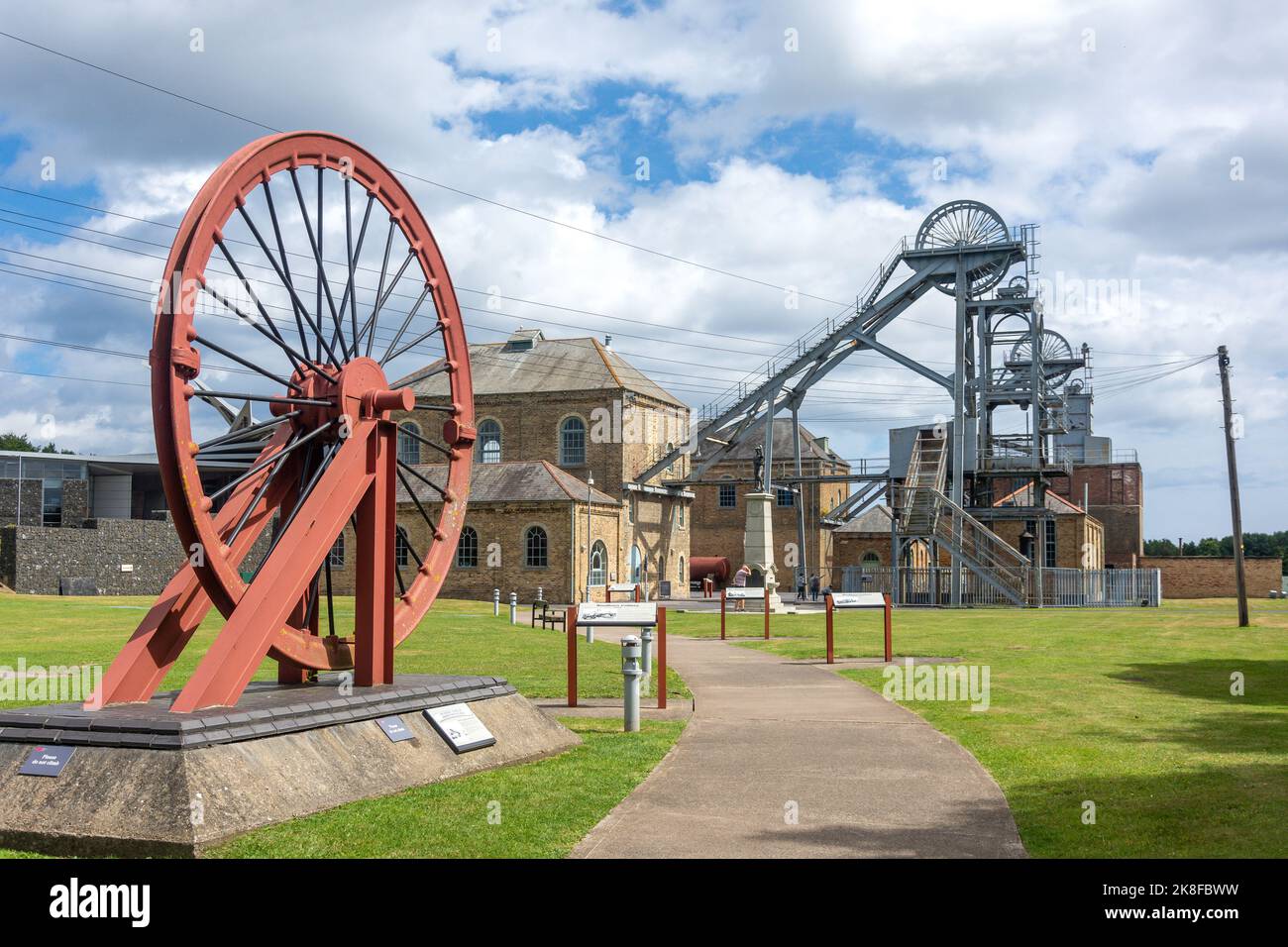 Pit Wheel und Minenschächte am Eingang zum Woodhorn Museum, QE Country Park, Ashington, Northumberland, England, Vereinigtes Königreich Stockfoto