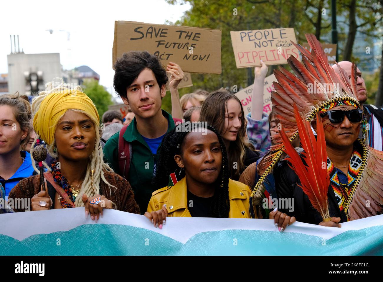 Brüssel, Belgien. 23. Oktober 2022. Mitglieder einer indigenen Delegation aus Brasilien nehmen am Walk for your future Climate march vor COP27 in Brüssel, Belgien, am 23. Oktober 2022 Teil. Kredit: ALEXANDROS MICHAILIDIS/Alamy Live Nachrichten Stockfoto