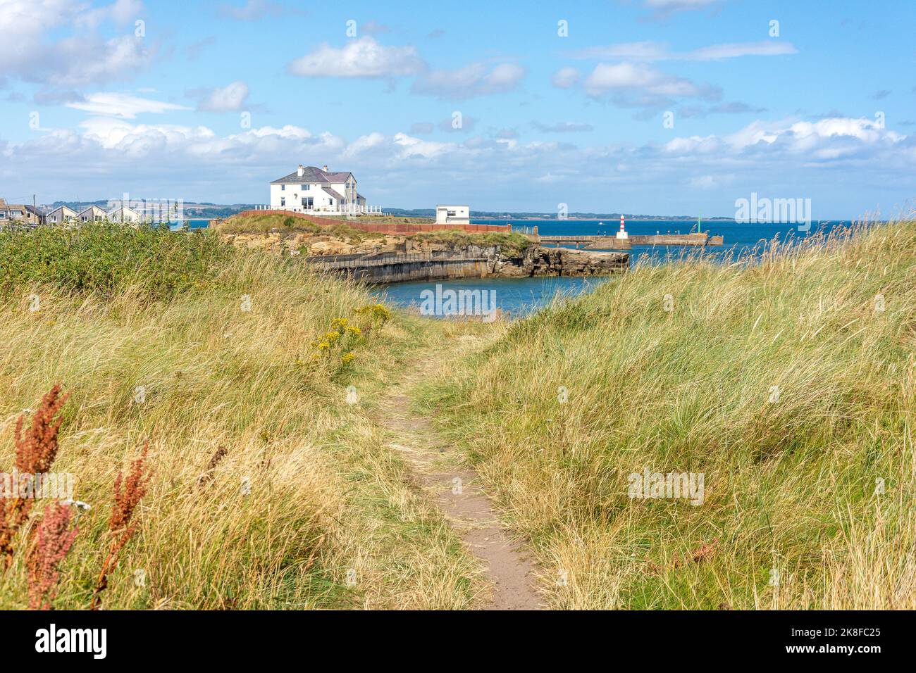 Cliff House und Pfad durch Sanddünen, Amble, Northumberland, England, Vereinigtes Königreich Stockfoto