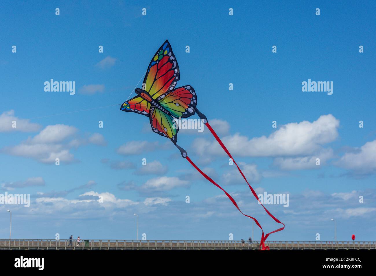 Drachenfliegen gegen blauen Himmel, Little Shore Beach, Harbour Road, Amble, Northumberland, England, Vereinigtes Königreich Stockfoto