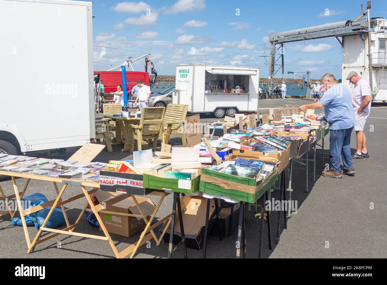 Buchmarktstand, Amble Quayside, Harbour Road, Amble, Northumberland, England, Vereinigtes Königreich Stockfoto