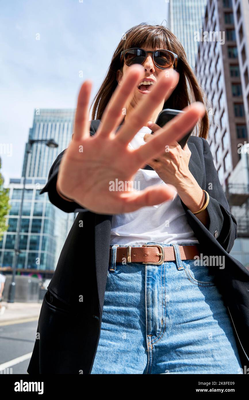 Frau zeigt Stop-Geste mit der Hand an sonnigen Tag Stockfoto