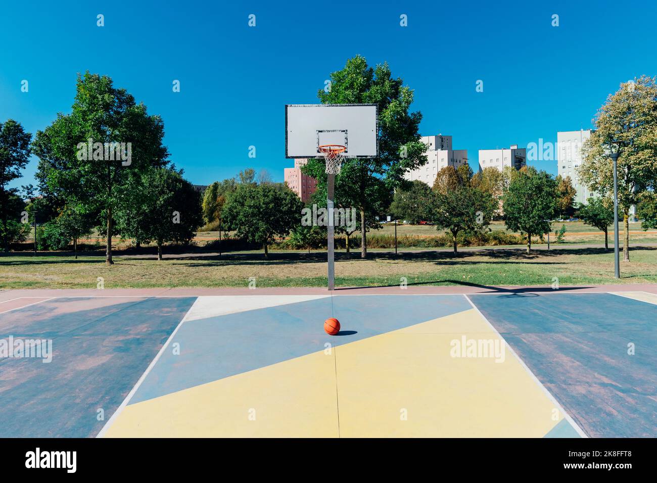 Ball auf dem Basketballplatz an sonnigen Tag Stockfoto