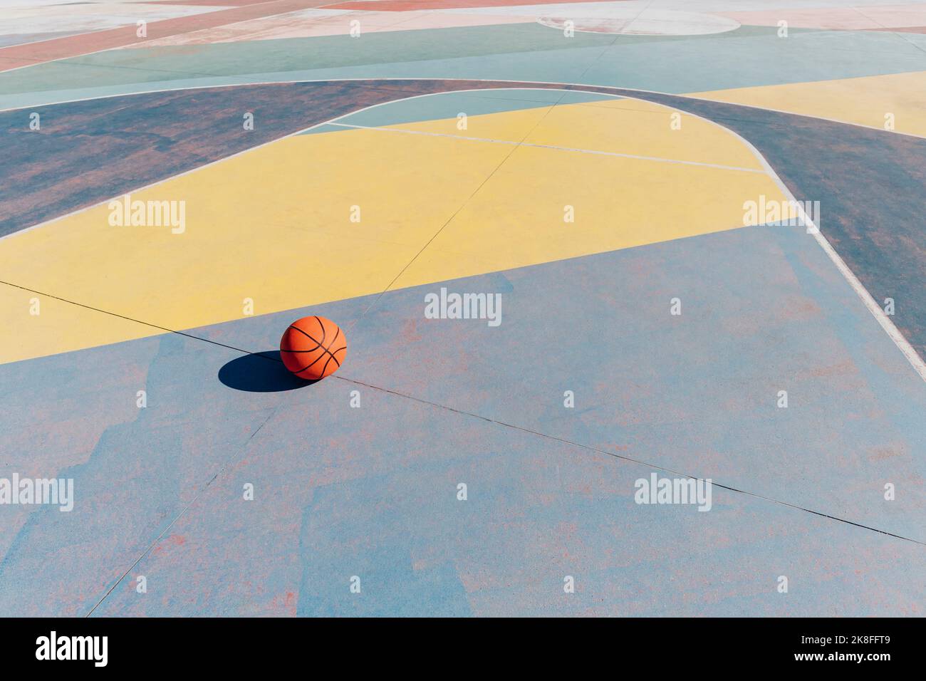 Basketball auf dem Sportplatz an sonnigen Tagen Stockfoto