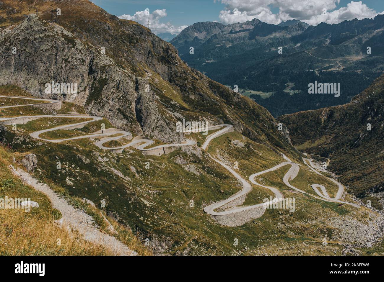 Kurvige kurvenreiche Straßen inmitten des Gotthard-Passes Stockfoto