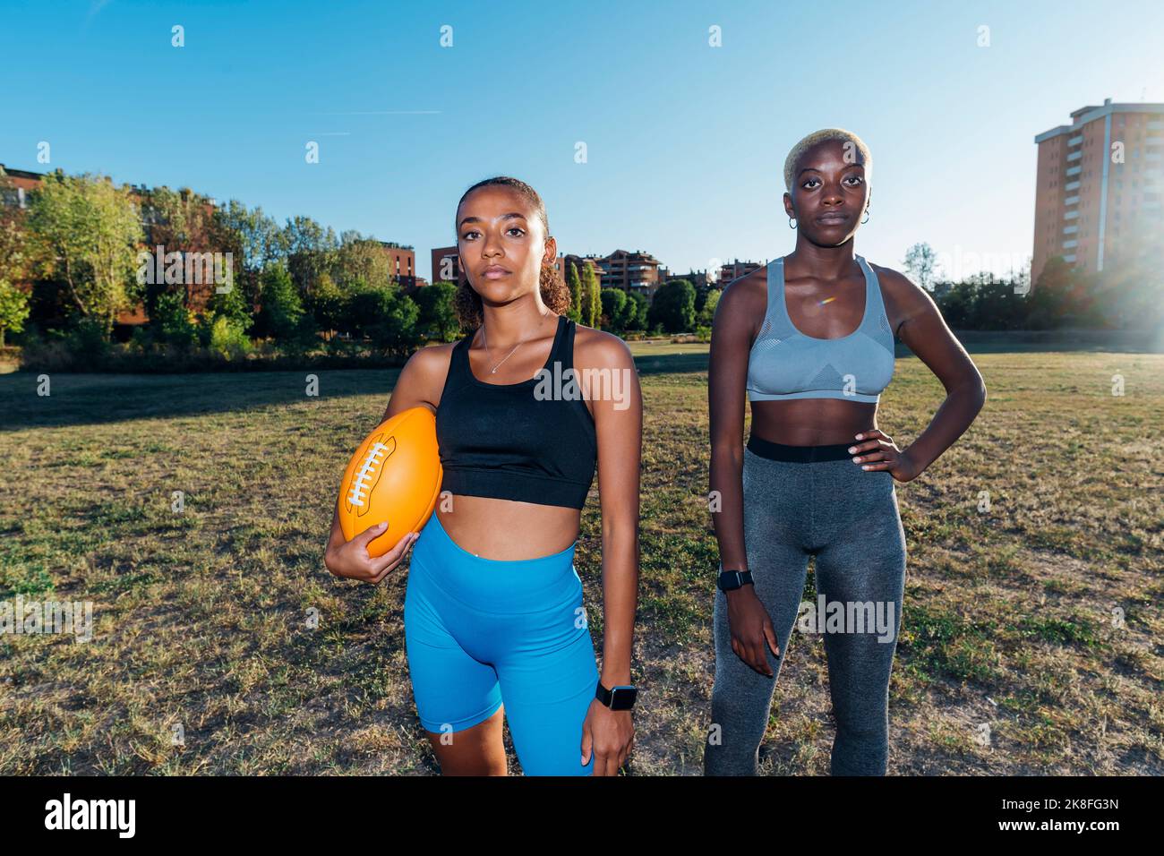 Selbstbewusste junge amerikanische Fußballspieler auf dem Feld Stockfoto