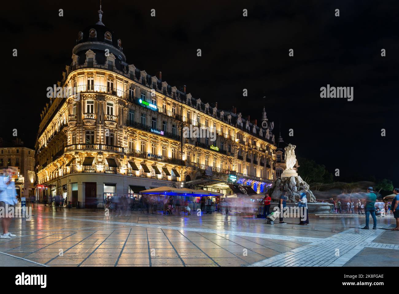Comedy Square und seine klassischen Fassaden, und der Brunnen der drei Grazien, bei Nacht, in Montpellier, Oczitanie, Frankreich Stockfoto