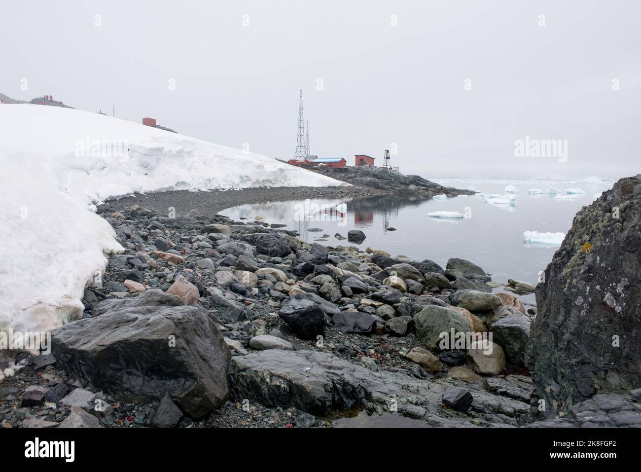 Argentinischer Run Base Brown im Paradise Harbour in der Antarktis. Schneeverlust aufgrund des Klimawandels Stockfoto
