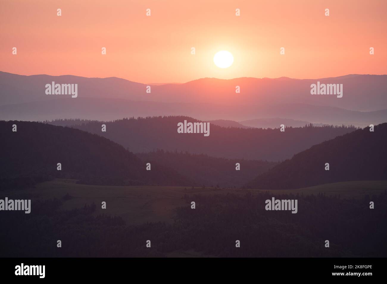 Sonnenaufgang in den Bergen im Sommer Stockfoto